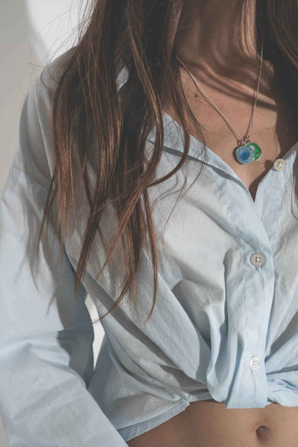 Pendentif Faro Bijoux Pascale Monvoisin vert porté avec le pendentif Hydra bleu 