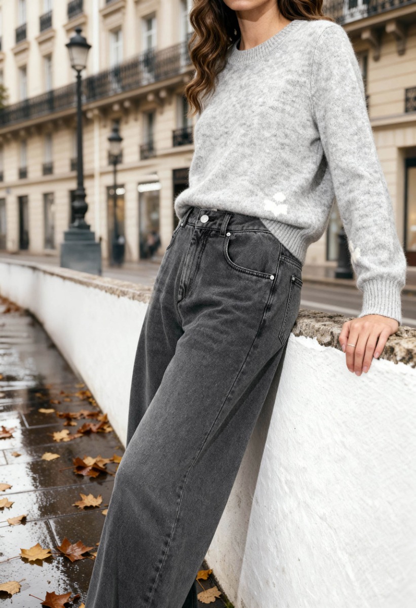 Pull Isadora Isabel Marant Étoile en baby mohair mélangé gris chiné, mini-logo "Marant" écru sur le bas, porté légèrement rentré dans un jean gris.