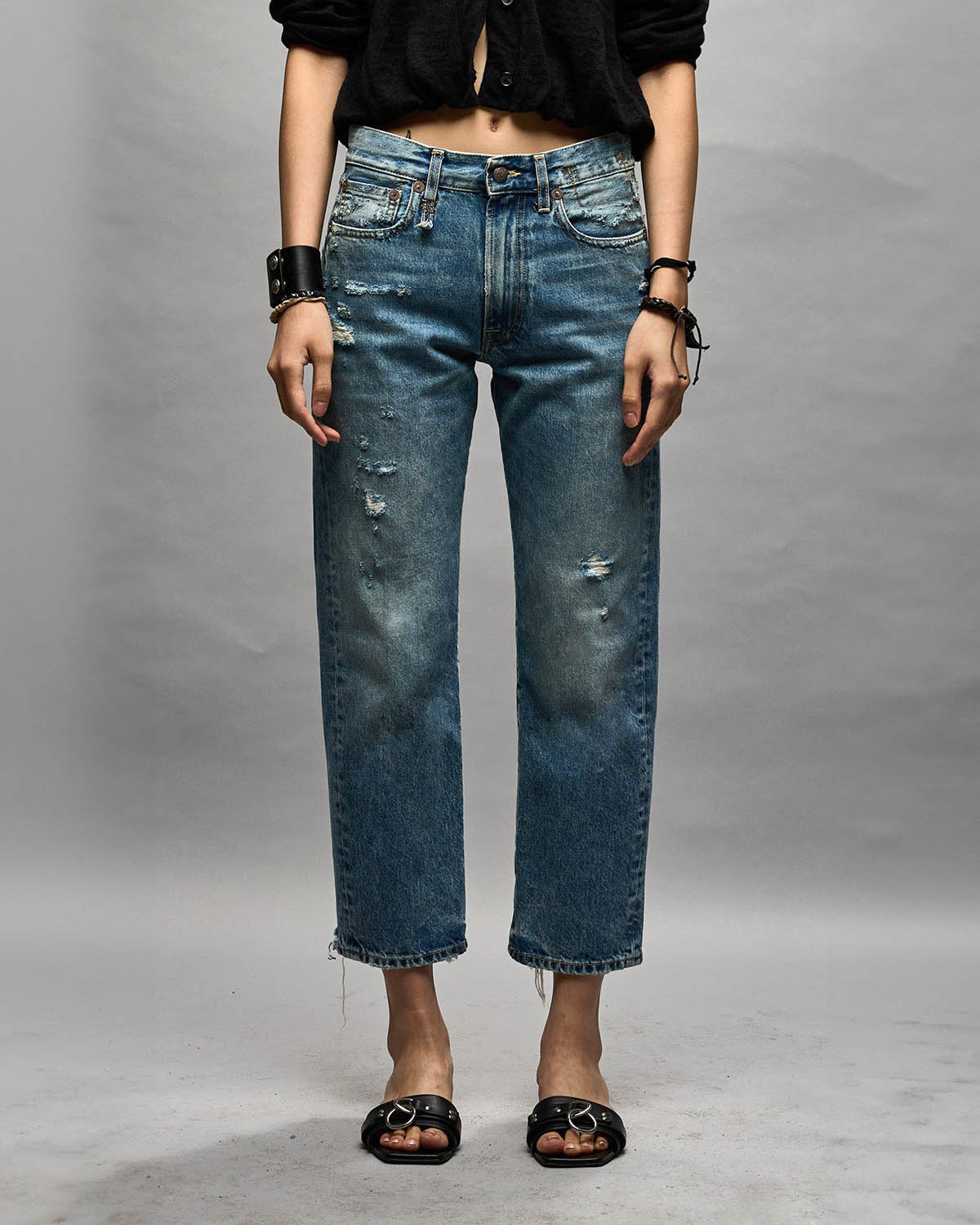 Jean droit bleu Boyfriend Bain W/Rips R13. Porté avec un gilet court.