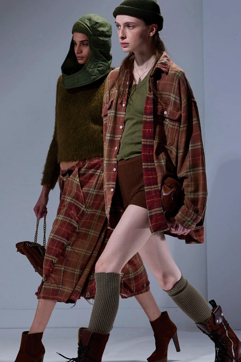 Chemise oversize Boyfriend Shirt R13 en flanelle à carreaux rouges et marron, portée ouverte de profil.