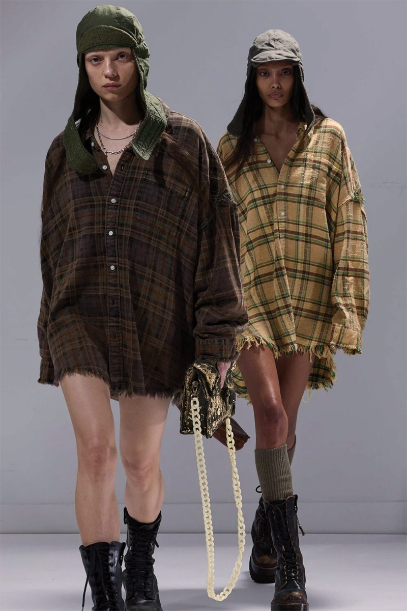 Chemise oversize Shredded Seam Drop Neck Shirt R13 à carreaux marron, portée en robe de face.
