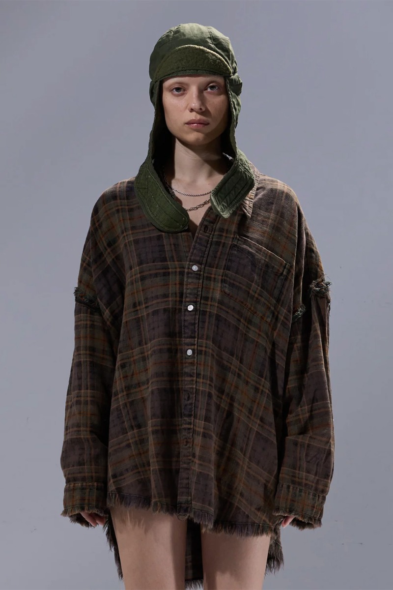 Chemise oversize Shredded Seam Drop Neck Shirt R13 à carreaux marron, portée de face.