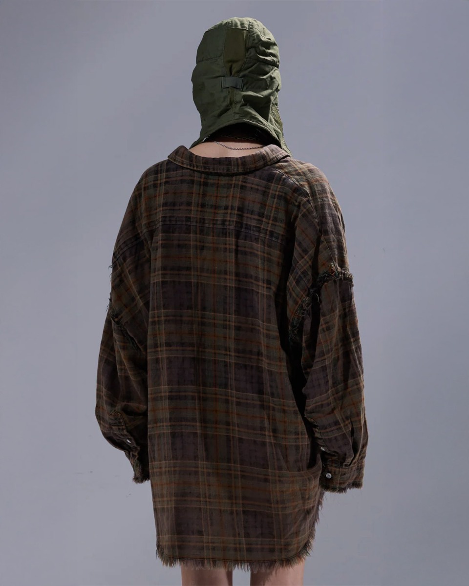 Chemise oversize Shredded Seam Drop Neck Shirt R13 à carreaux marron, portée de dos.