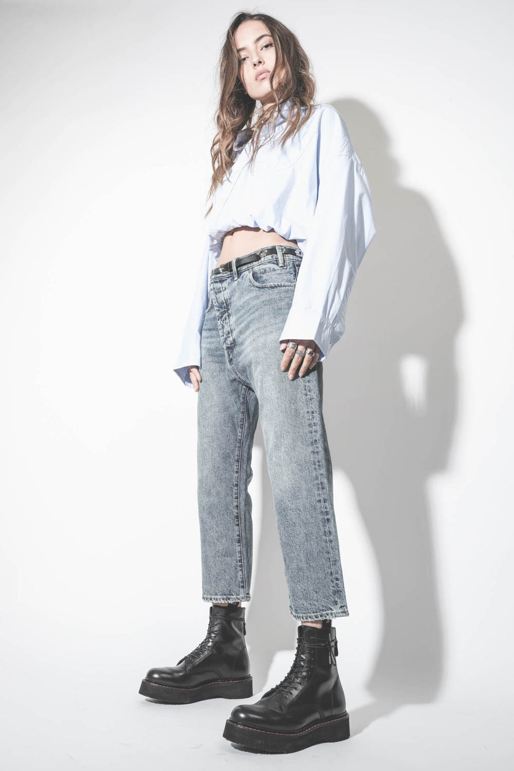 Chemise manches longues blousante en popeline de coton bleu ciel Crossover Bubble R13. Porté avec un jean Exene R13.