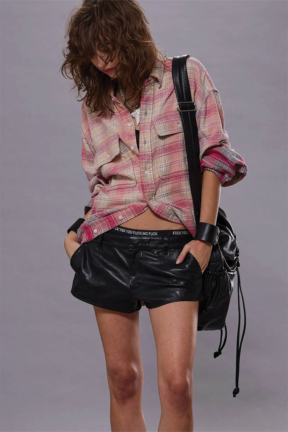 Chemise oversize manches longues en coton à carreaux rose et gris blanchis Relaxed Workshirt R13. Porté avec un mini-short en cuir noir.