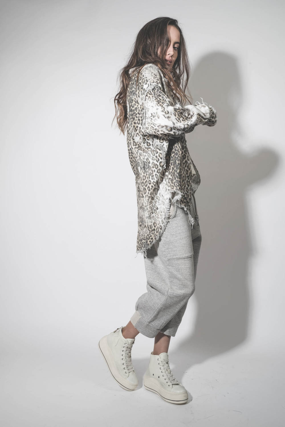 Chemise oversize en coton imprimé léopard délavé bord franc Shredded léopard R13. Porté de profil.