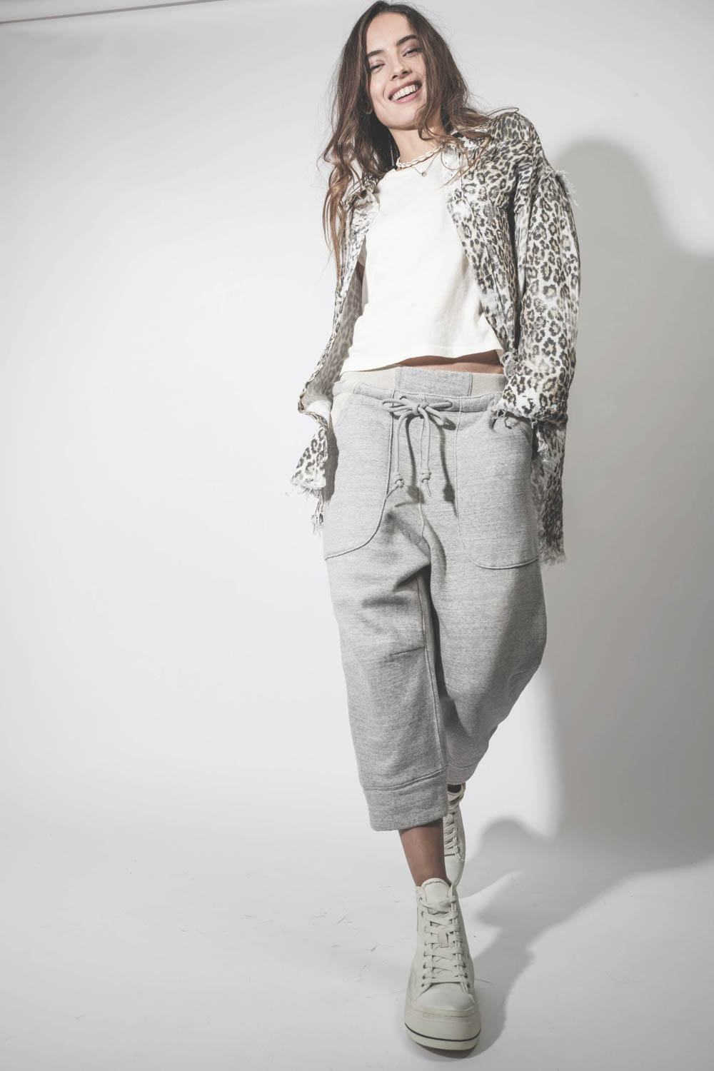 Chemise oversize en coton imprimé léopard délavé bord franc Shredded léopard R13. Porté avec des baskets compensées en toile écru.