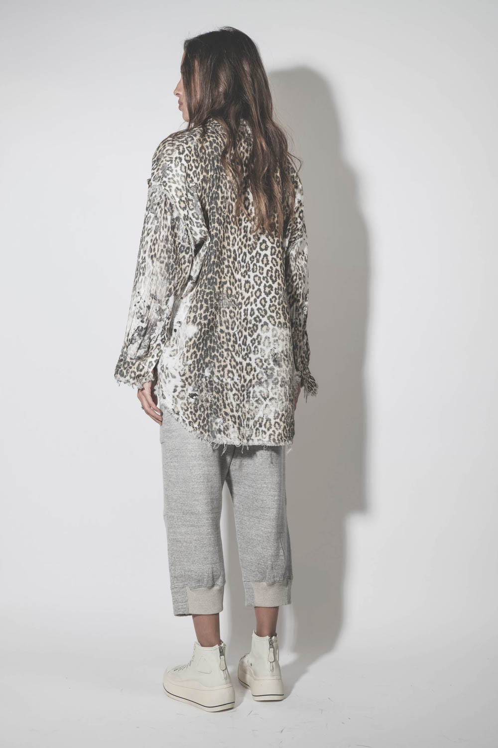 Chemise oversize en coton imprimé léopard délavé bord franc Shredded léopard R13. Porté de dos.