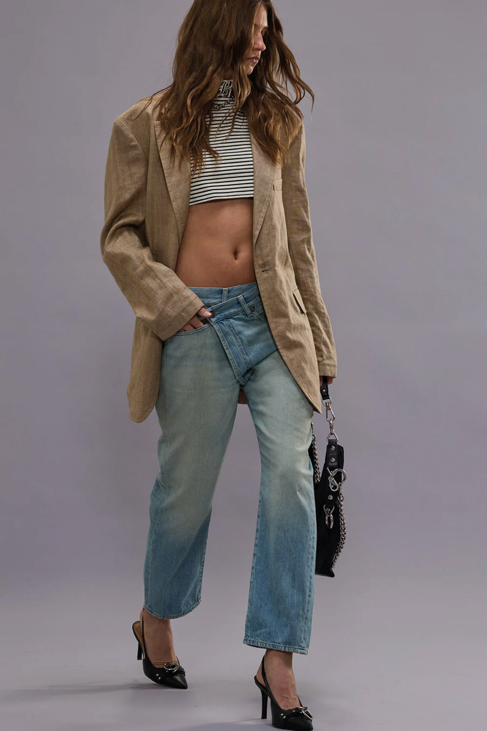Jean Crossover bleu ciel délavage Tony blue R13. Porté avec un blazer en lin beige.