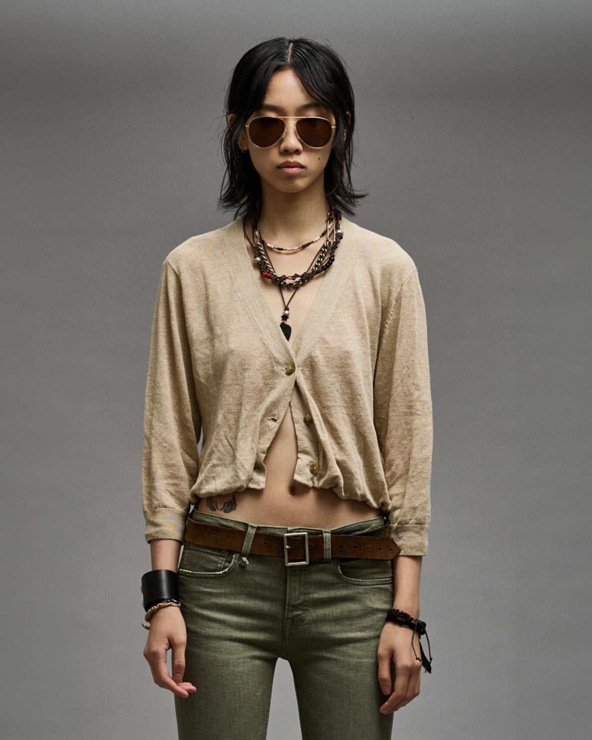Gilet manches longues court en lin beige Balloon Cardigan R13. Porté de face.