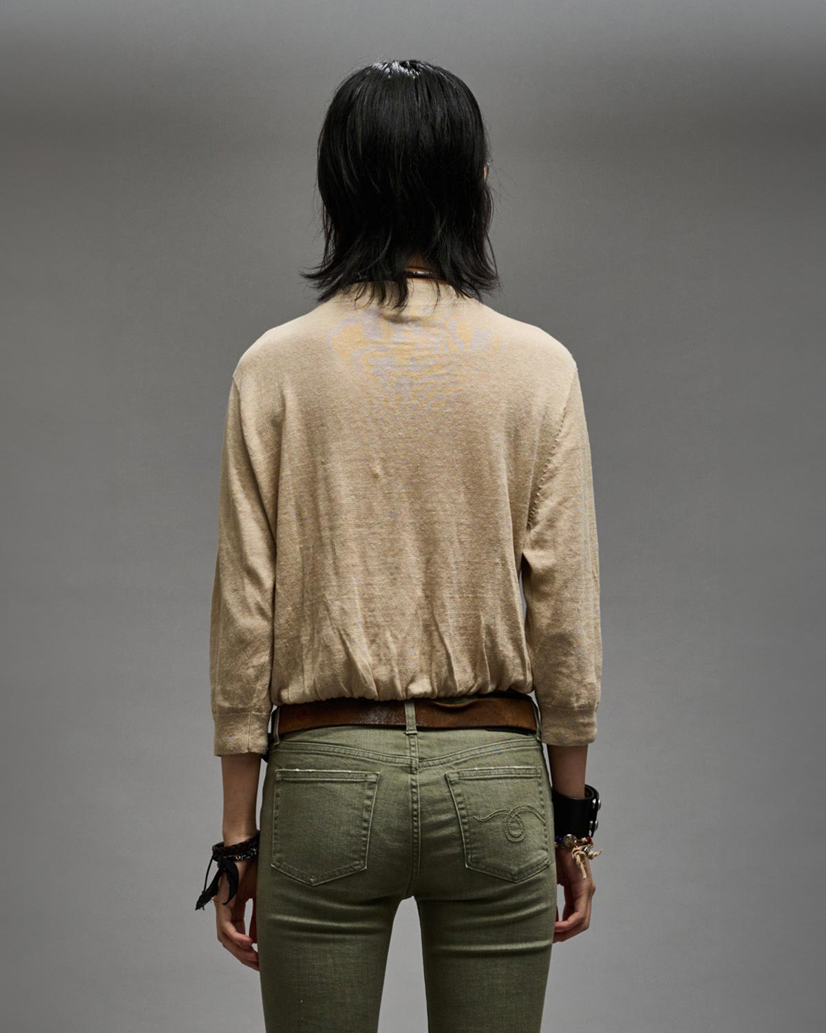 Gilet manches longues court en lin beige Balloon Cardigan R13. Porté de dos.