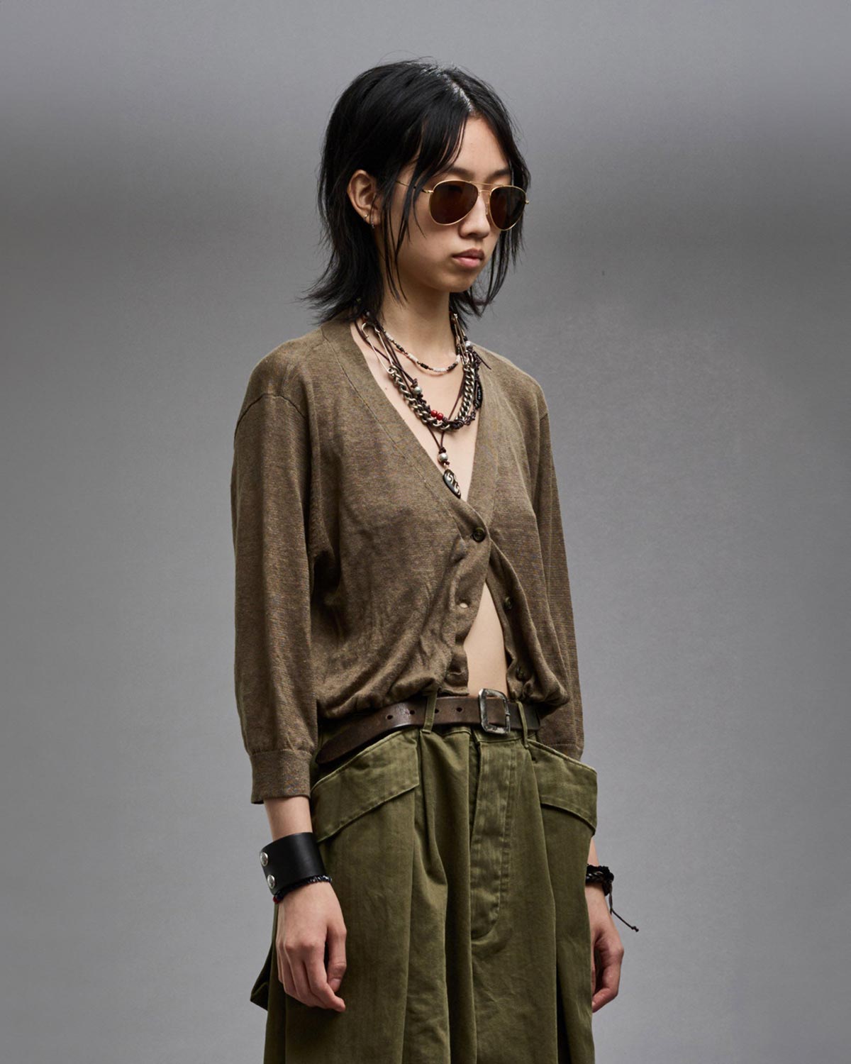 Gilet court manches 3/4 en lin kaki Balloon Cardigan R13. Porté de profil.