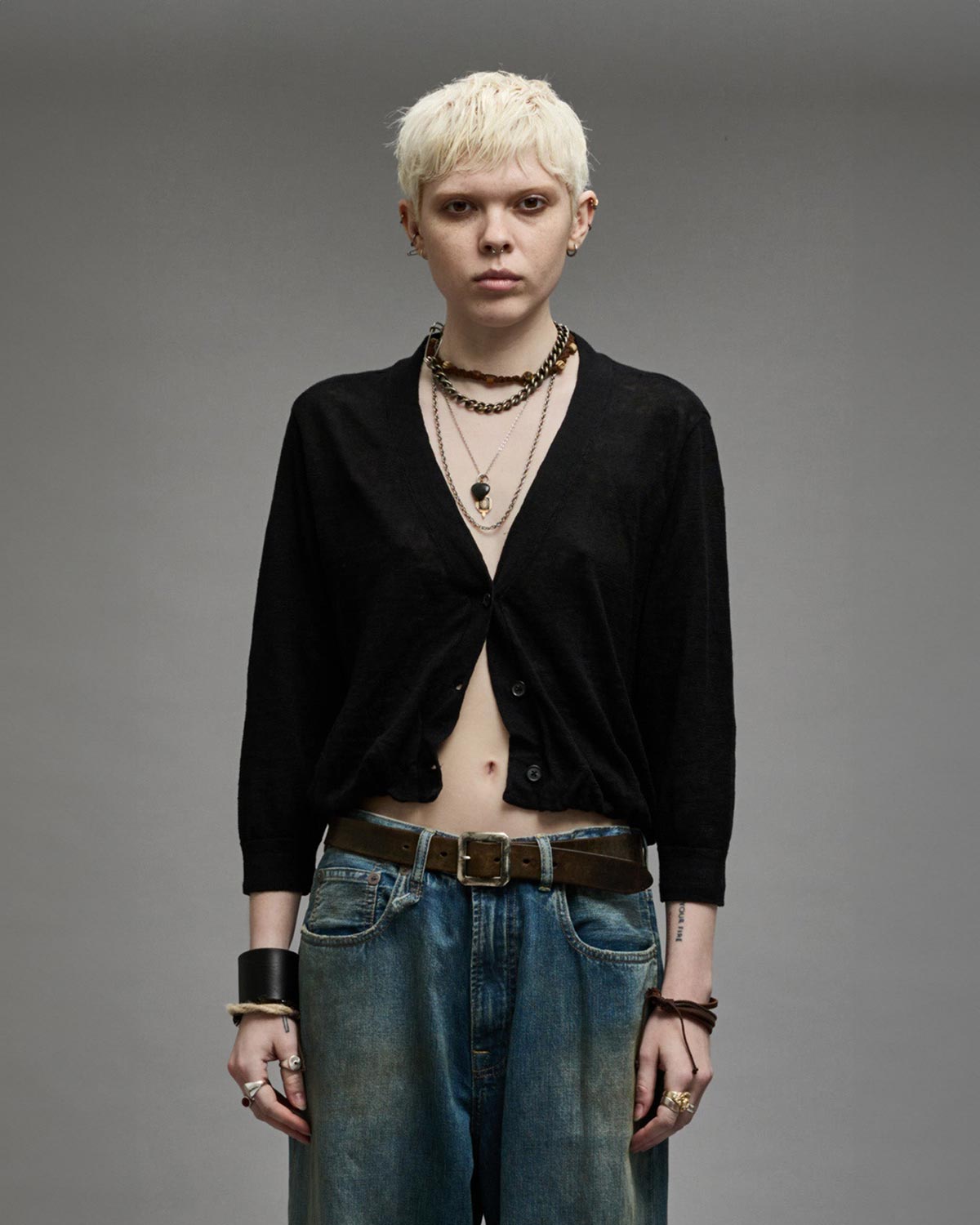 Gilet court manches 3/4 en lin noir Balloon Cardigan R13. Porté de face.