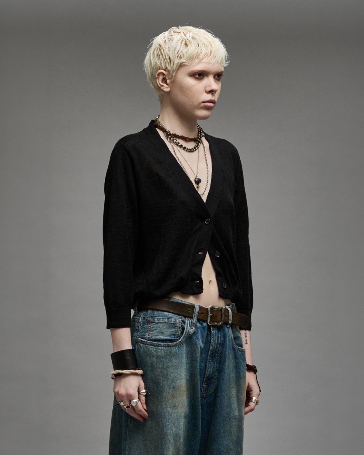 Gilet court manches 3/4 en lin noir Balloon Cardigan R13. Porté de profil.