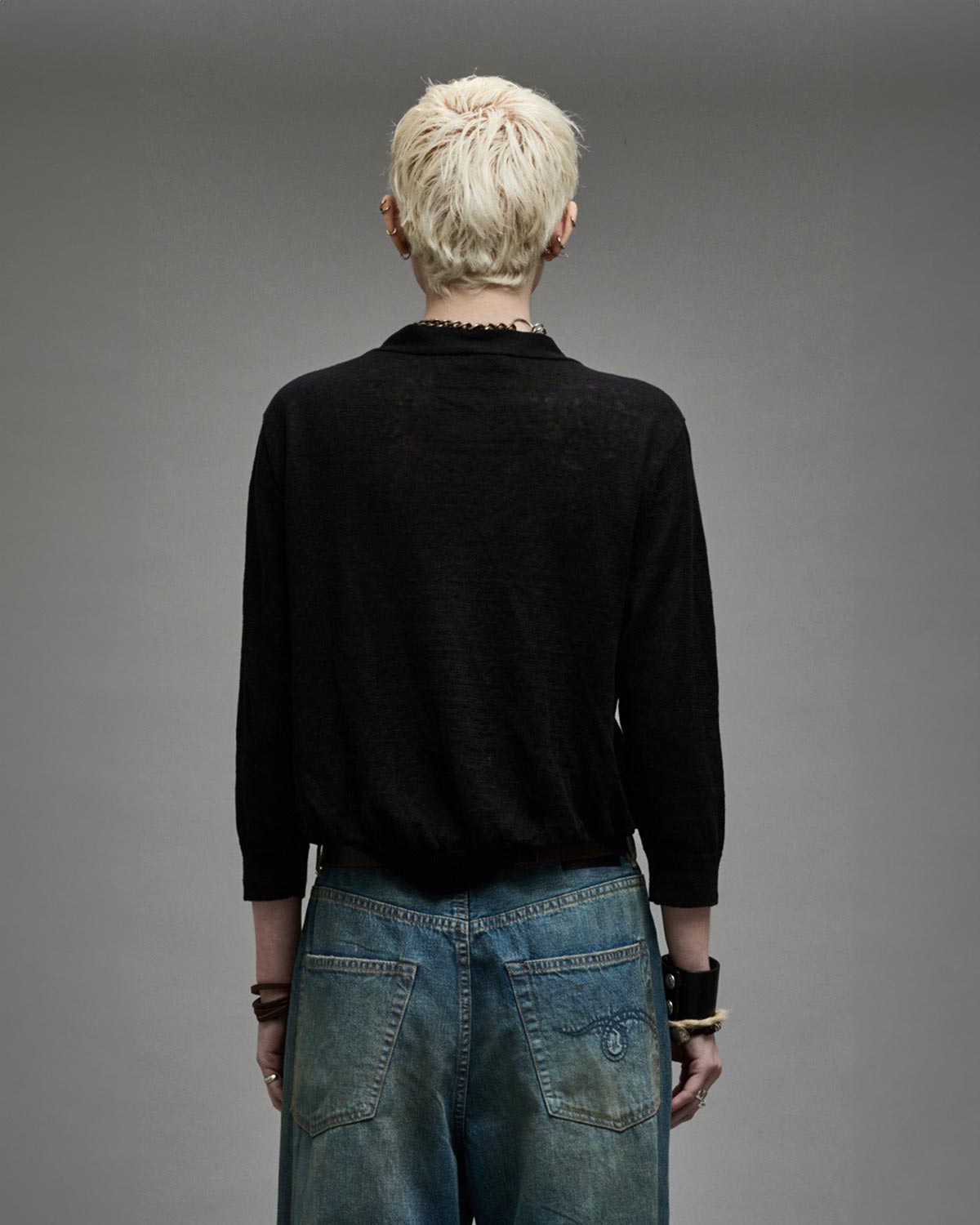 Gilet court manches 3/4 en lin noir Balloon Cardigan R13. Porté de dos.