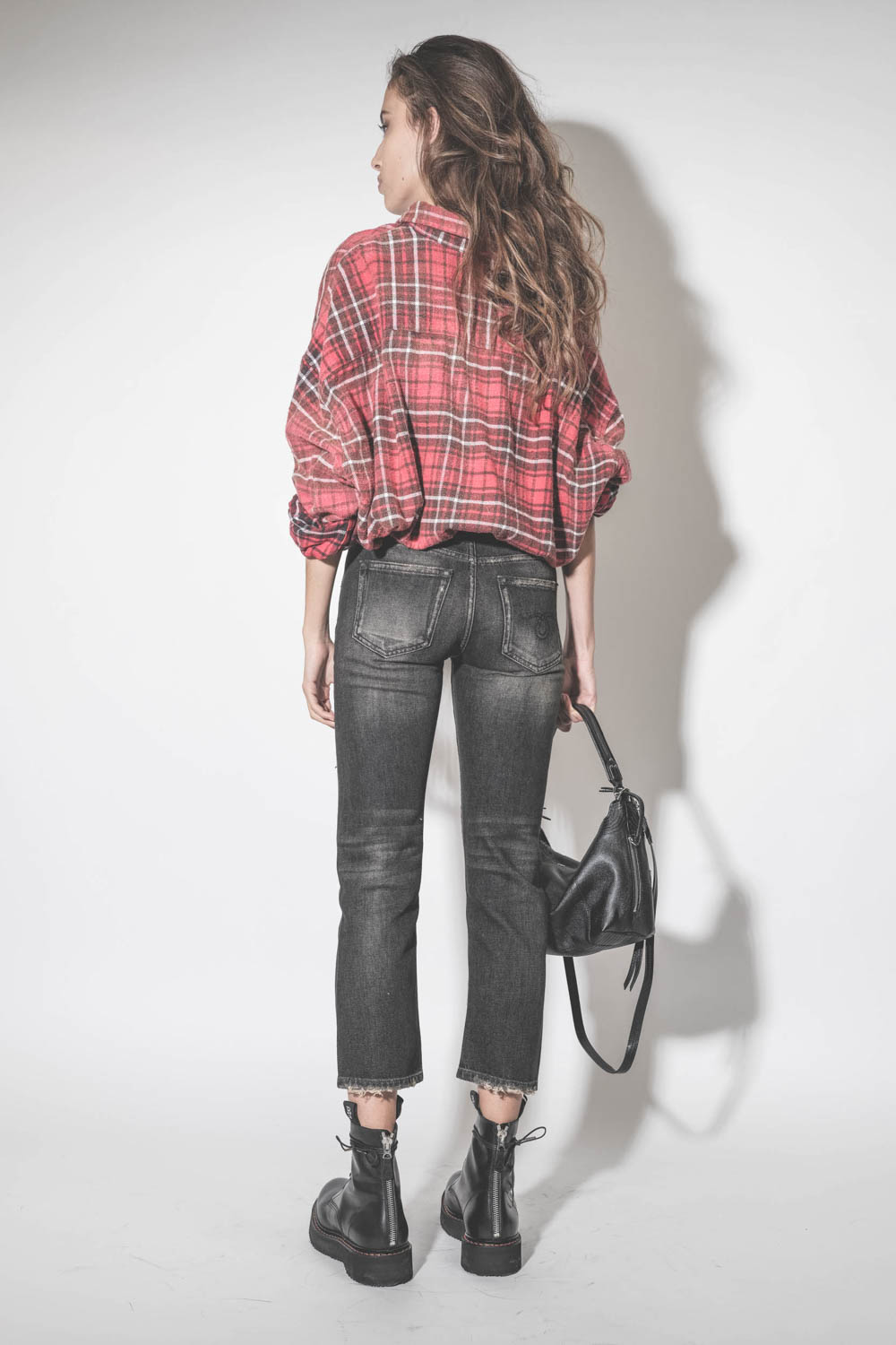 Jean court Skinny noir Boy Straight délavage Abbey black R13. Porté de dos.