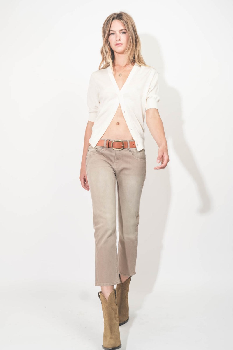 Jean Boy Straight R13 toile beige Clean Sawdust Stretch. Porté de face avec un cardigan écru.