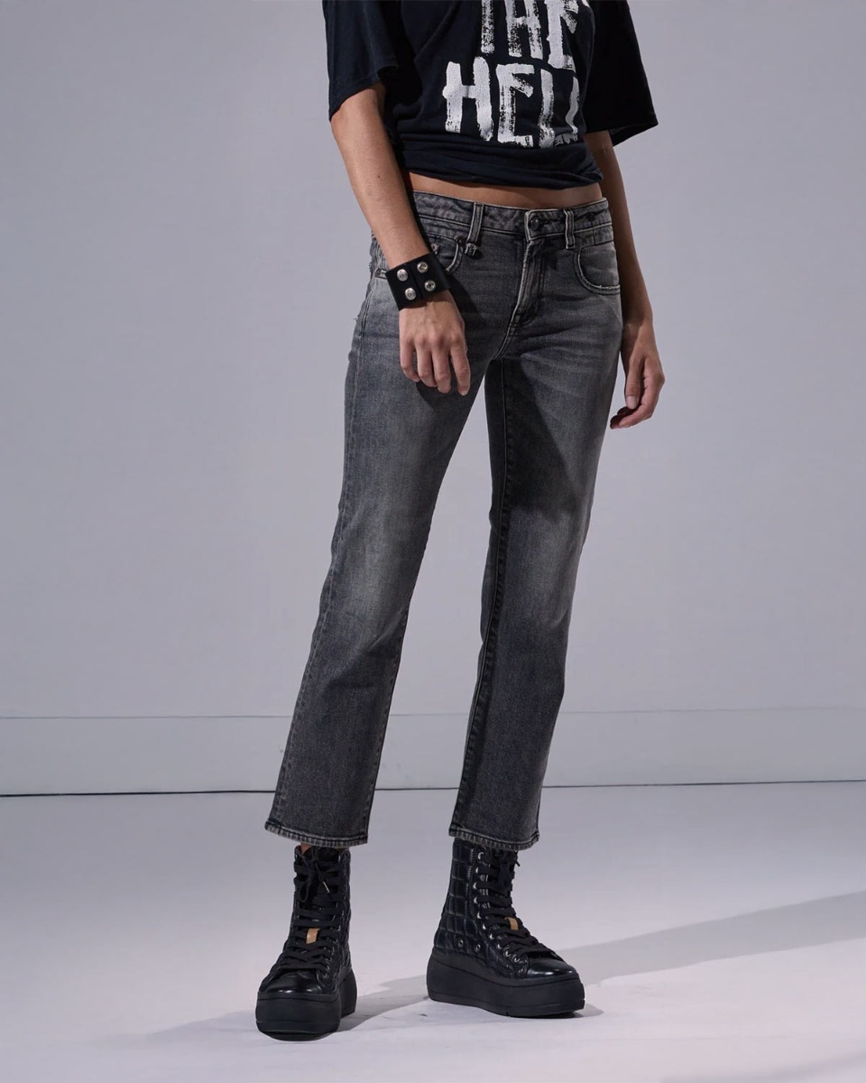 Jean Boy Straight R13 en denim noir délavé Leyton Black Stretch, porté avec des boots en cuir noir.