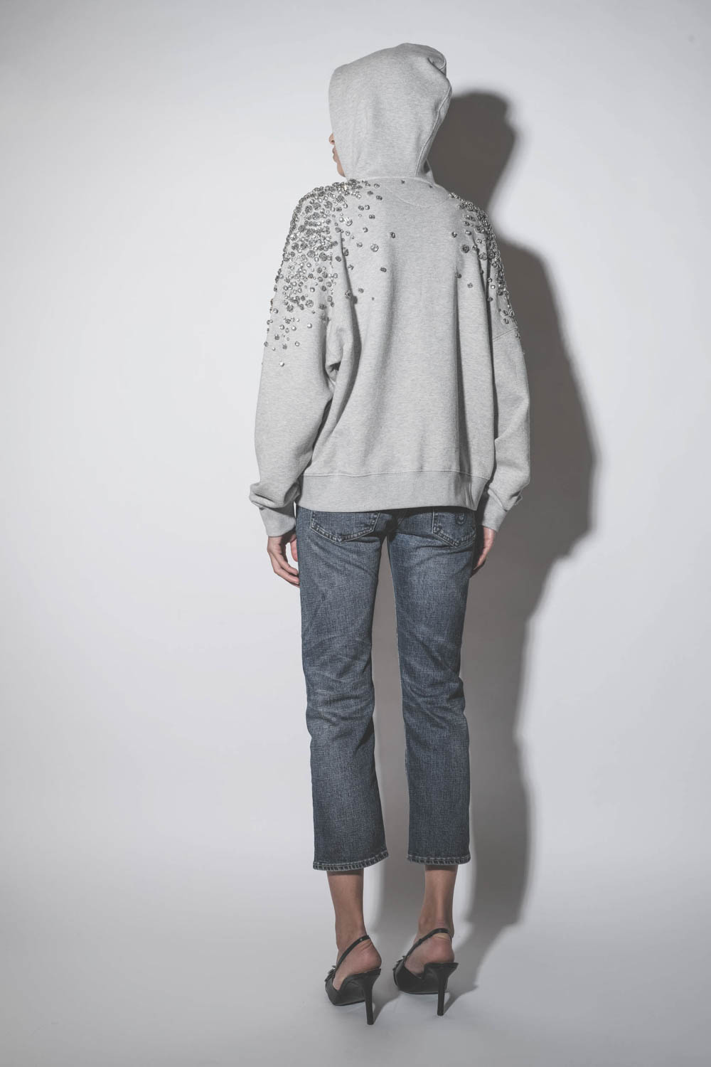 Jean taille basse Skinny stretch bleu Boy Straight délavage Mire blue R13 Denim. Porté de dos.