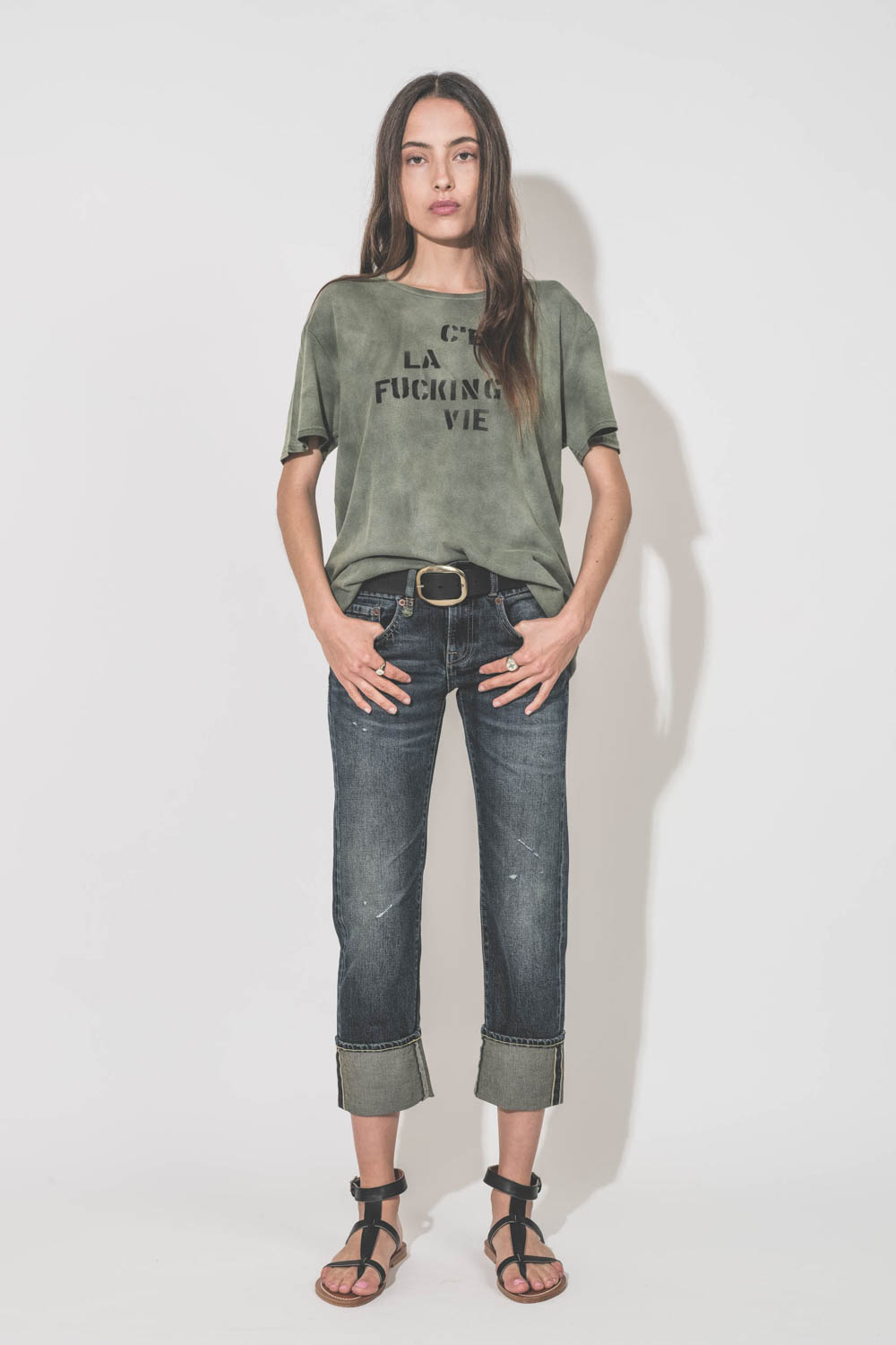 Jean taille basse Boy Straight délavage bleu Winnett Selvedge blue R13 denim. Edition limitée. Porté de face.