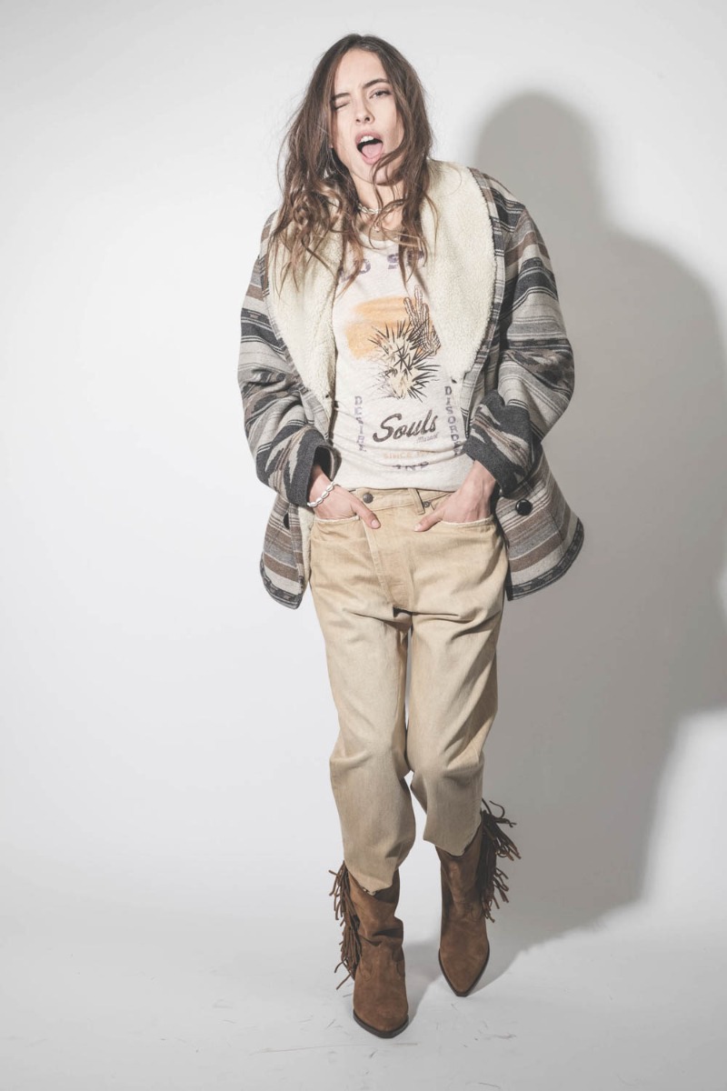 Jean Crossover R13 en toile beige Faded Wheat. Porté avec une veste.