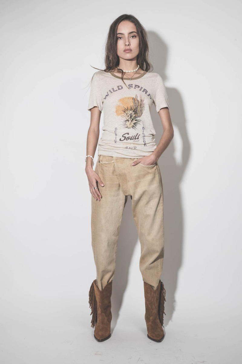 Jean Crossover R13 en toile beige Faded Wheat. Porté avec un tee-shirt.