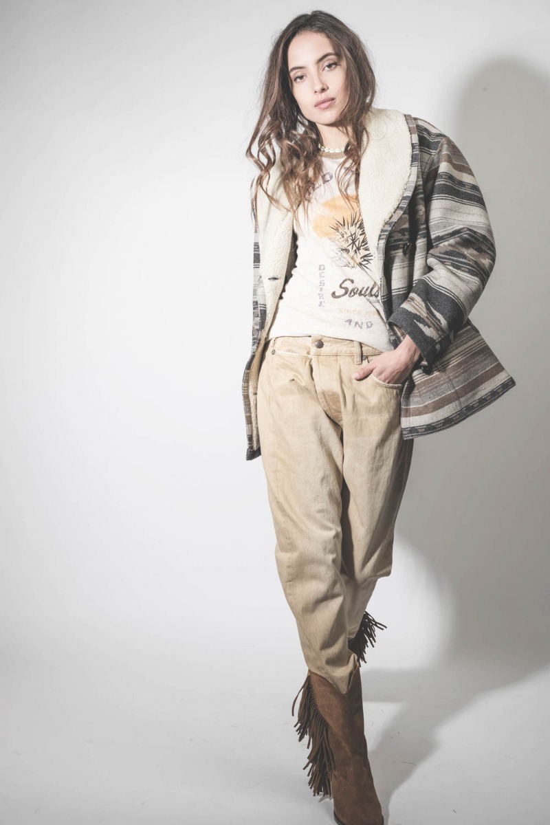 Jean Crossover R13 en toile beige Faded Wheat. Porté de face.