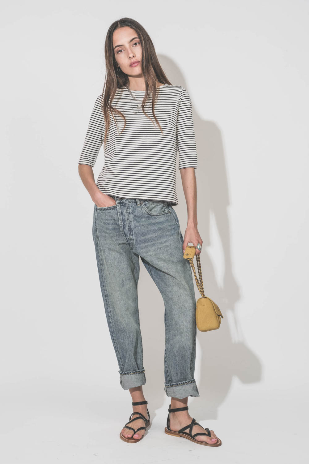 Jean Crossover Lena Blue R13. Porté de face avec une marinière R13.
