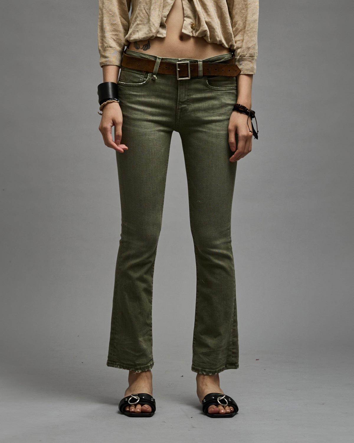 Jean stretch skinny évasé kaki Kick Fit R13. Porté de face.