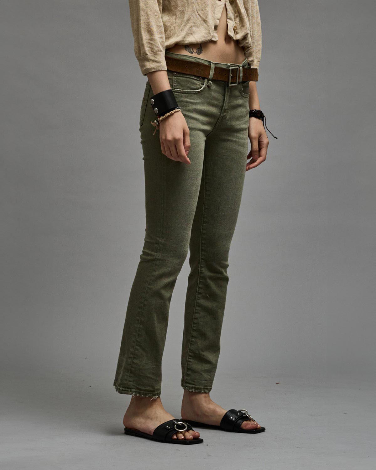 Jean stretch skinny évasé kaki Kick Fit R13. Porté de profil.