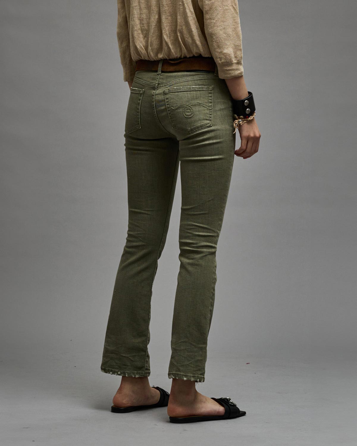 Jean stretch skinny évasé kaki Kick Fit R13. Porté de profil dos.