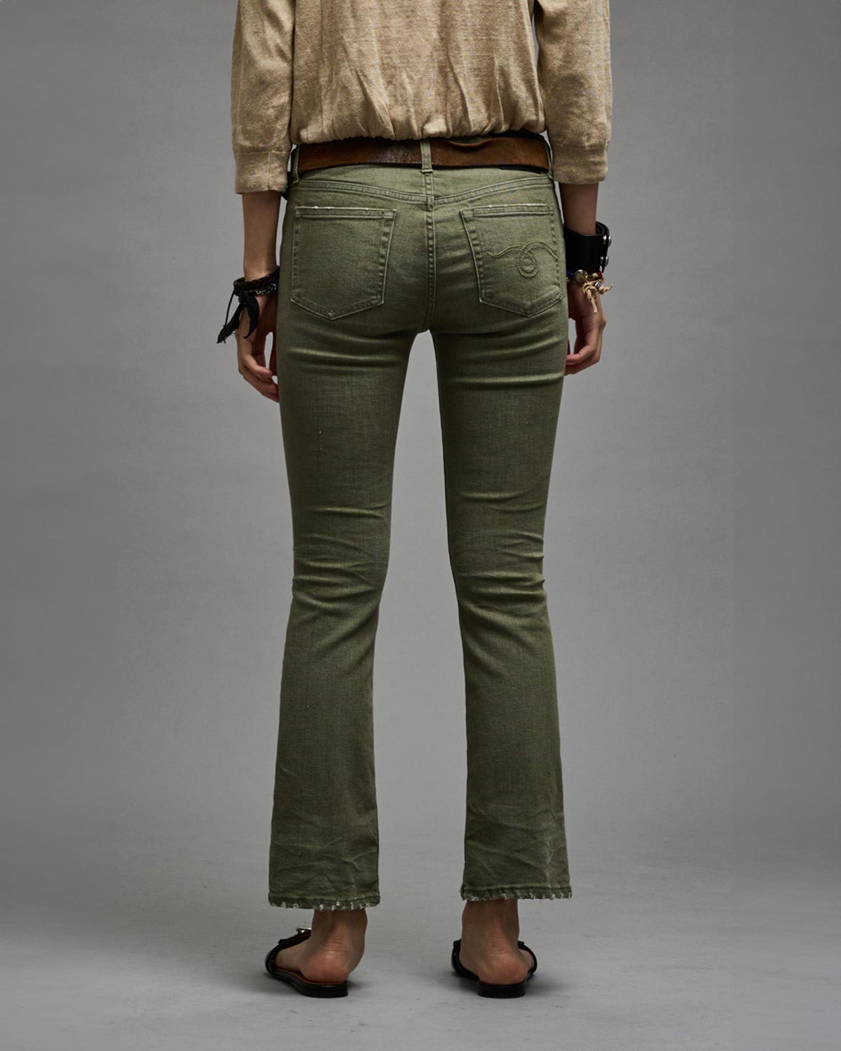 Jean stretch skinny évasé kaki Kick Fit R13. Porté de dos.
