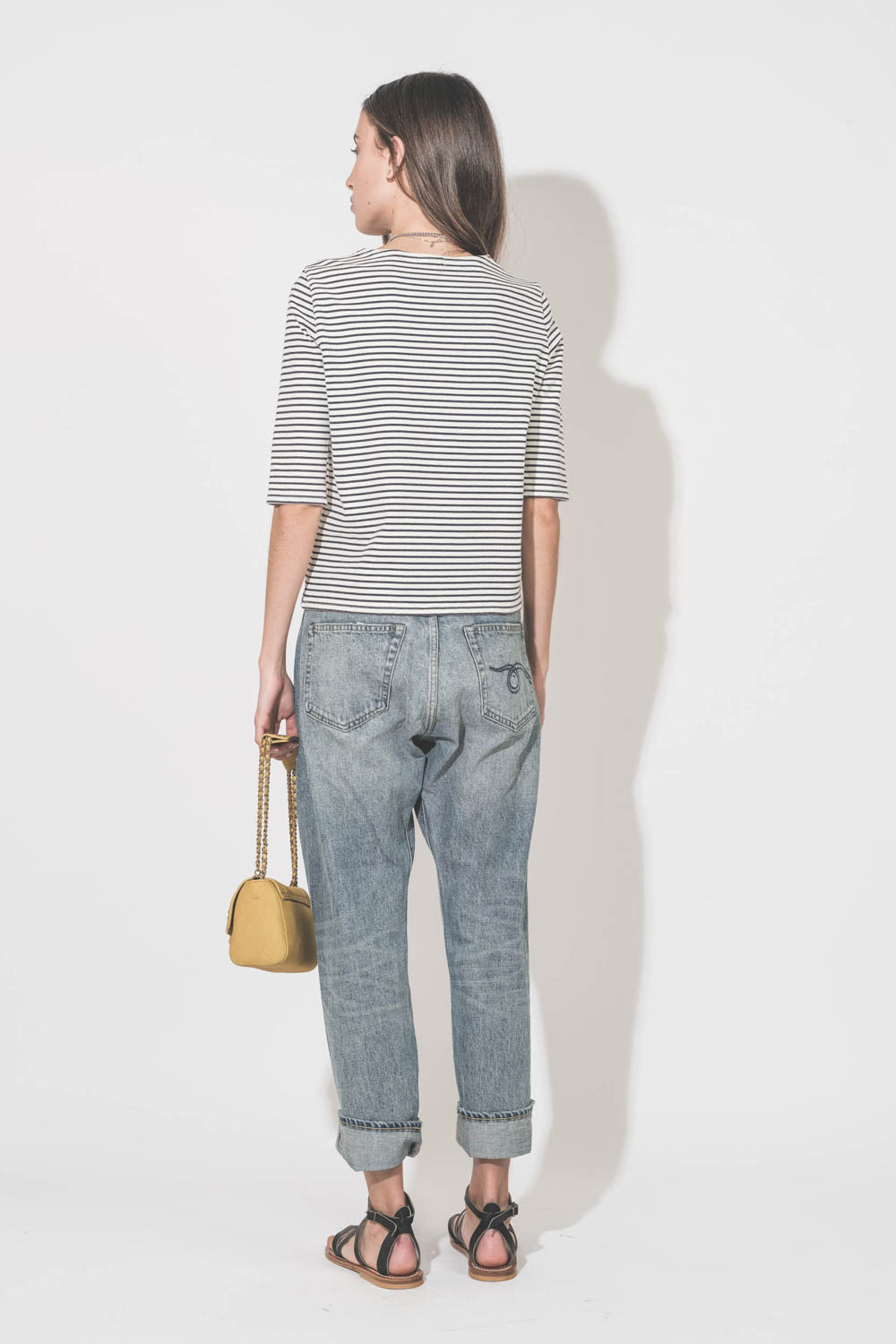 Silhouette complète R13 avec marinière manches 3/4 et jean Crossover en denim bleu. Porté de dos. 
