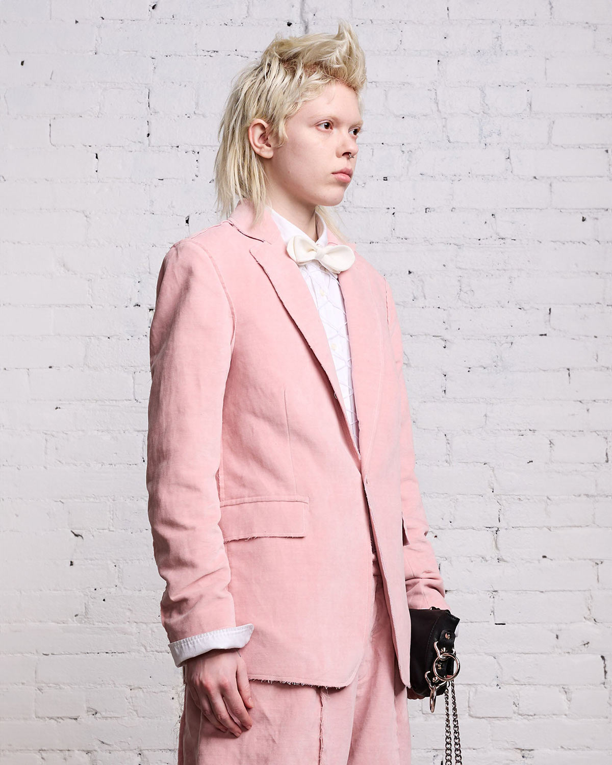 Blazer en velours rose R13 porté de profil.
