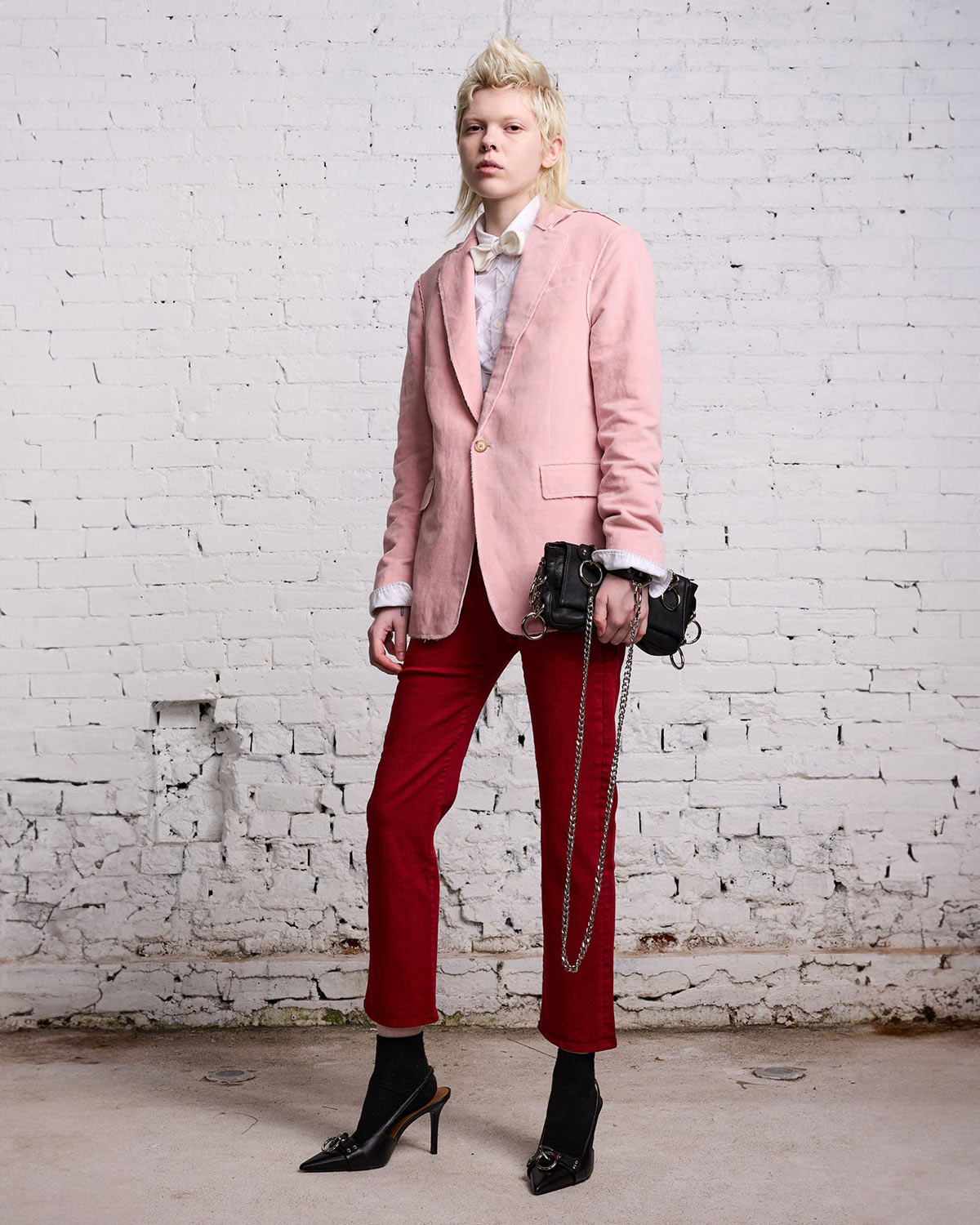 Blazer en velours rose R13 porté avec un pantalon court et des escarpins.