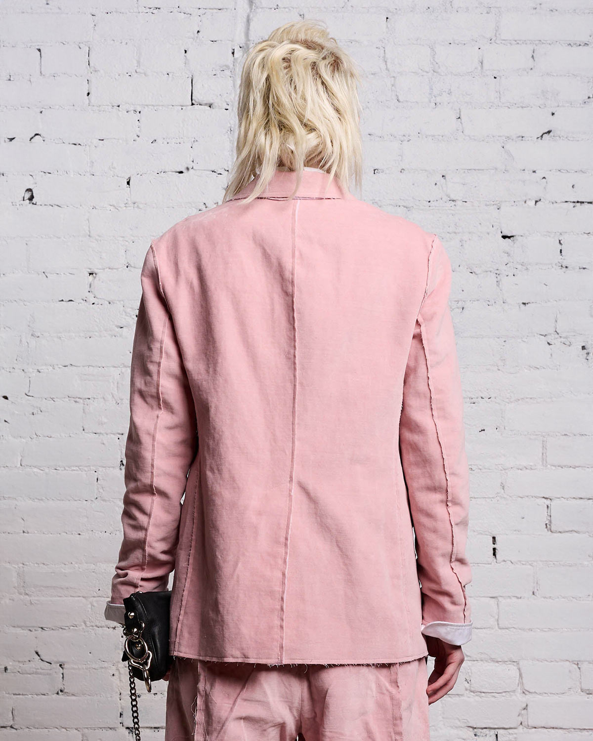 Blazer en velours rose R13 porté de dos.