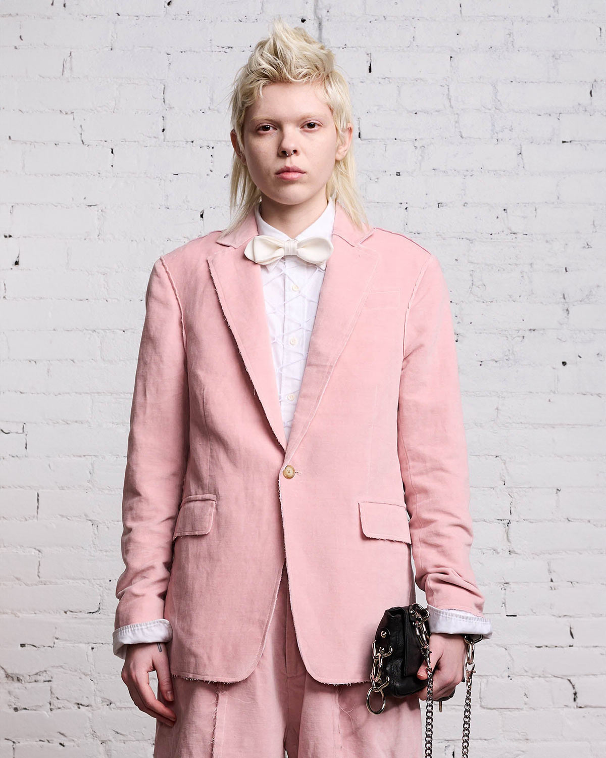 Blazer en velours rose R13 porté de face.