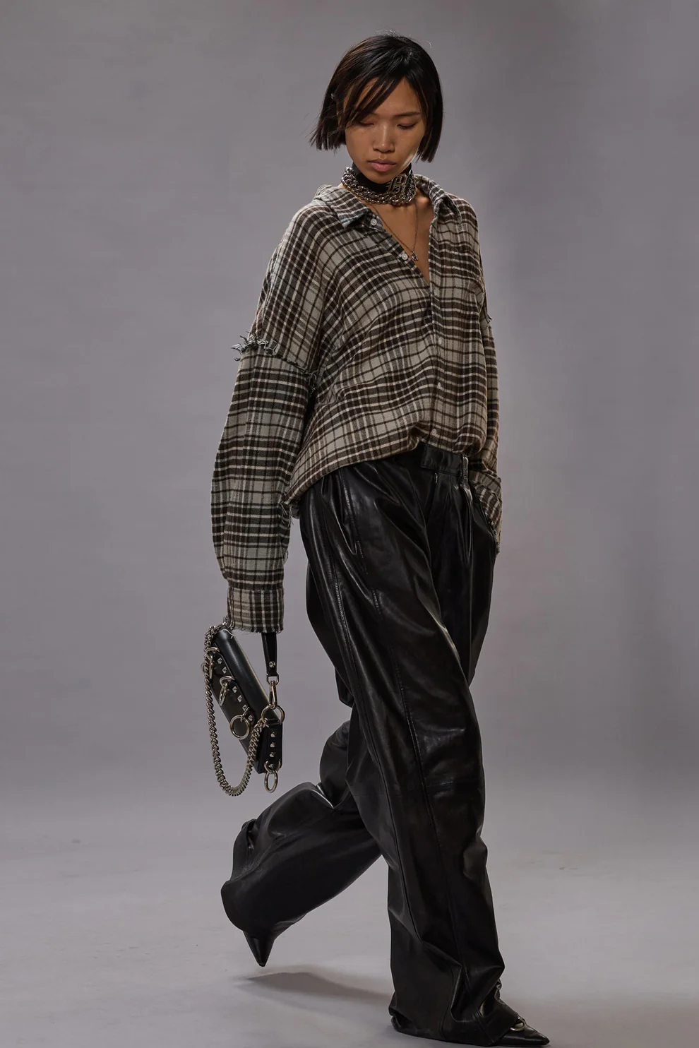 Chemise oversize à carreaux bleu ciel et noir en coton japonais Shredded Seam Drop Neck R13. Portée avec un pantalon noir.