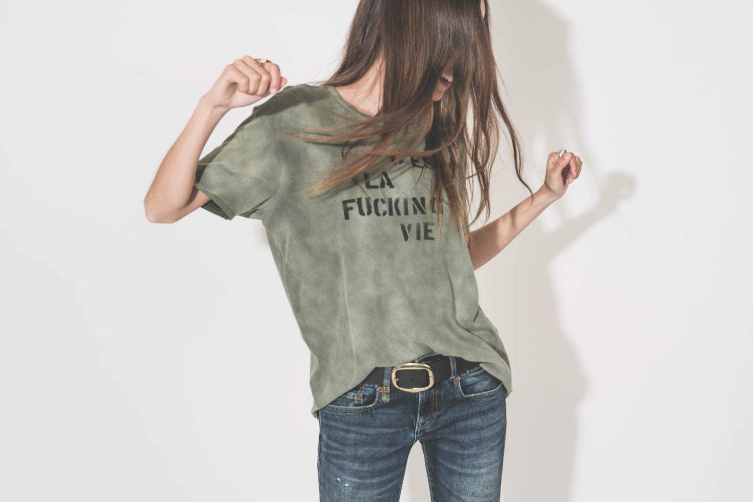 Tee-shirt manches courtes sérigraphie noire devant "C'est la fucking vie" en coton et cachemire kaki R13. Porté de face avec un gros ceinturon en cuir noir.