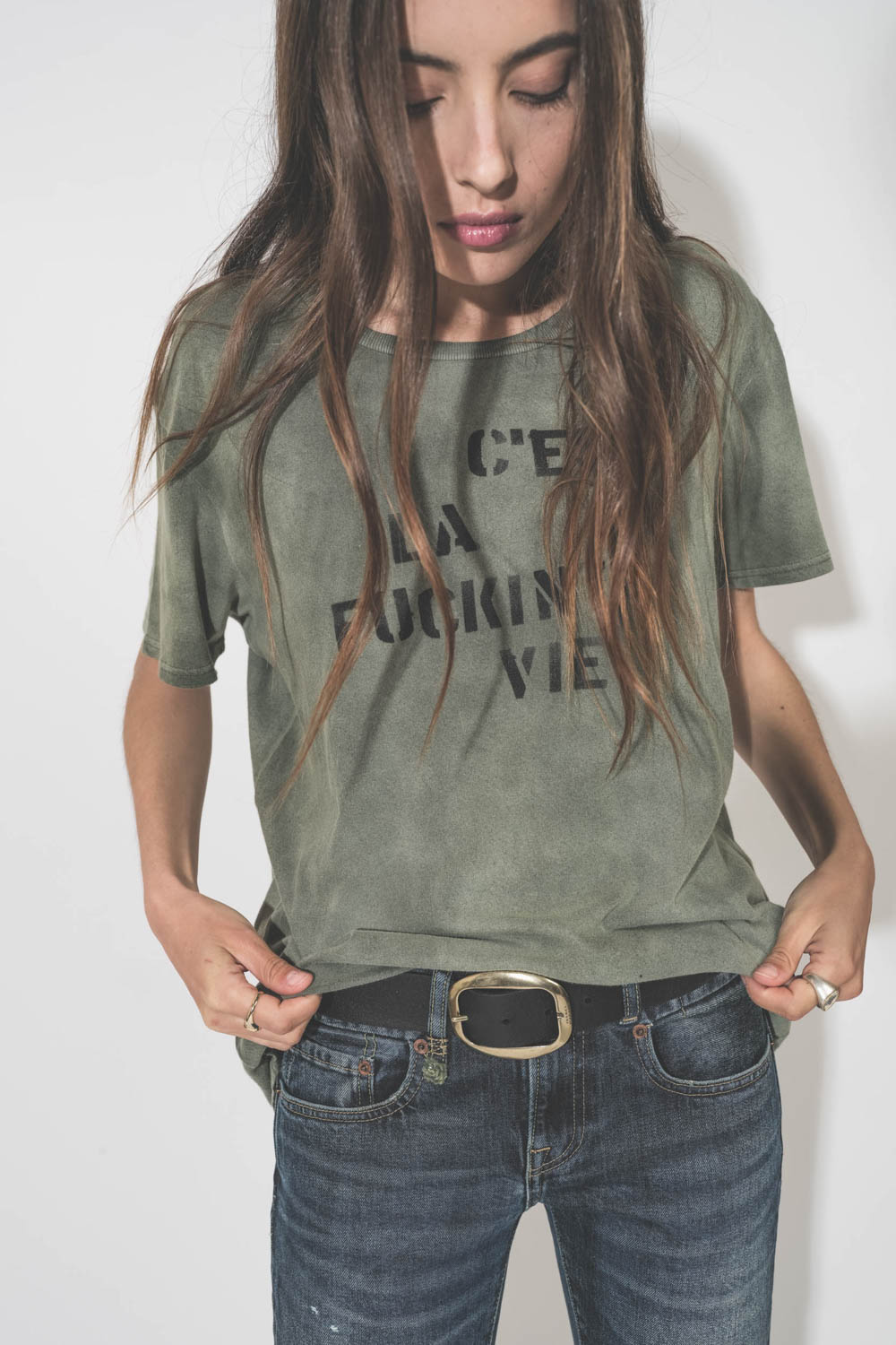 Tee-shirt manches courtes sérigraphie noire devant "C'est la fucking vie" en coton et cachemire kaki R13. Porté de face. Détail du message. 