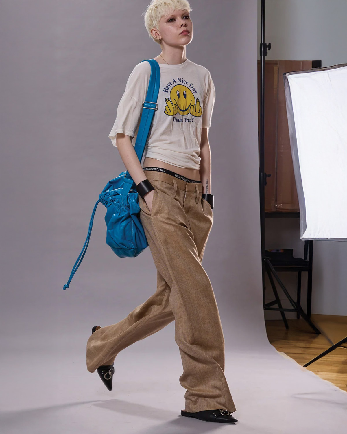 Tee-shirt manches courtes en coton et cachemire écru sérigraphie Smiley Have A Nice Day Thank You R13. Porté avec un pantalon beige.