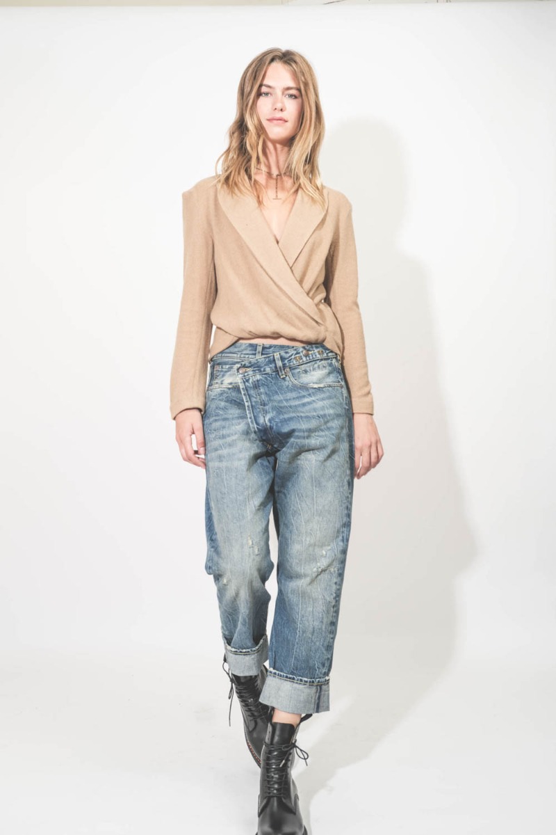 Top Twisted Lapel R13 camel. Porté de face.