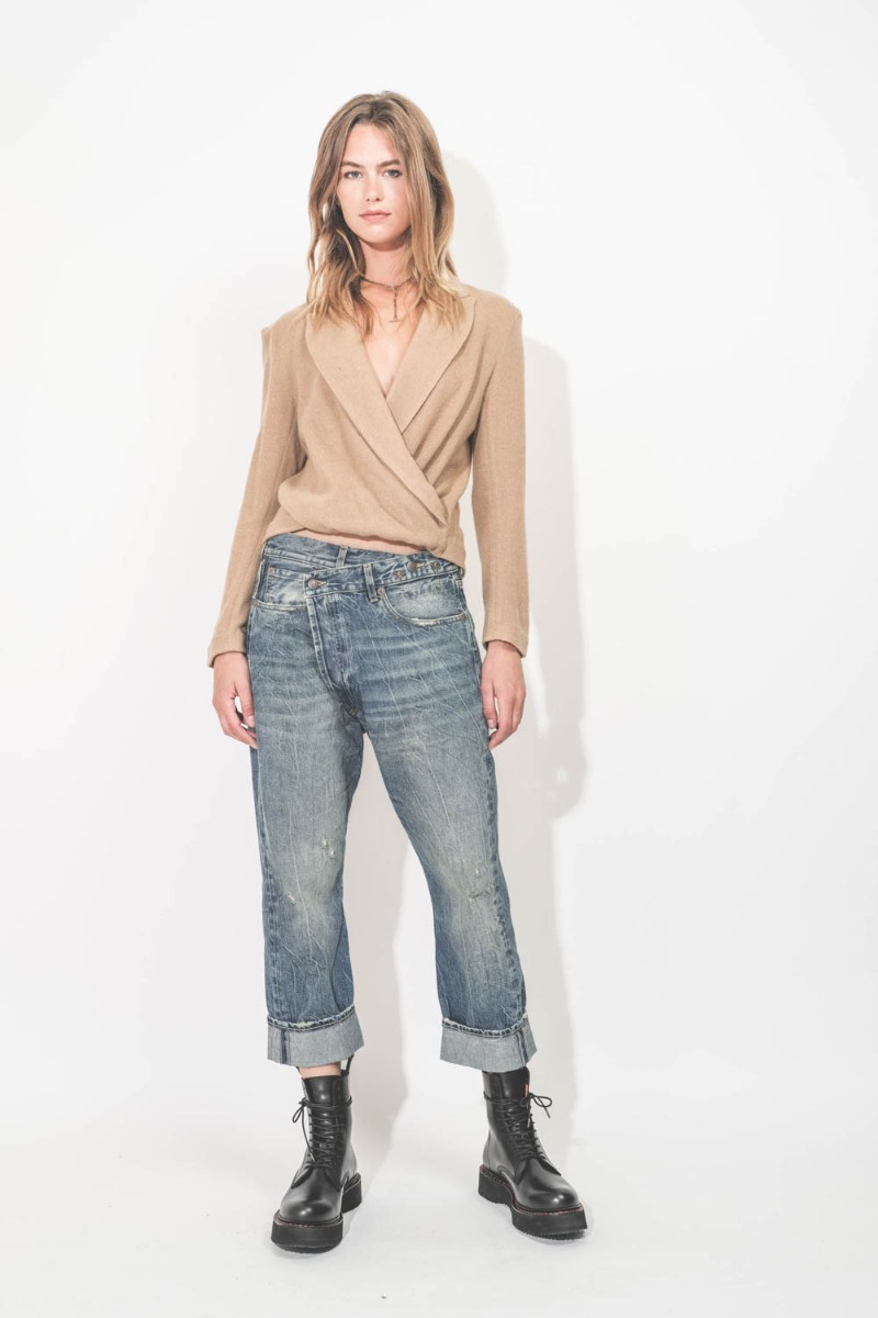 Top cache-coeur Twisted Lapel R13 camel. Porté de face avec un jean crossover.
