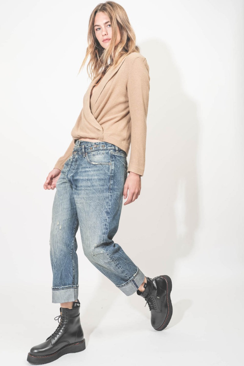 Top Twisted Lapel R13 camel. Porté de profil.