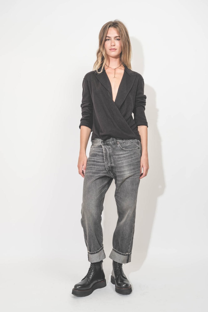 Top Twisted Lapel Black R13. Porté de face.