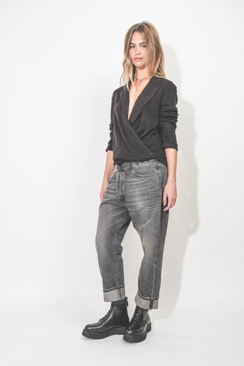 Top Twisted Lapel Black R13. Porté de profil. 