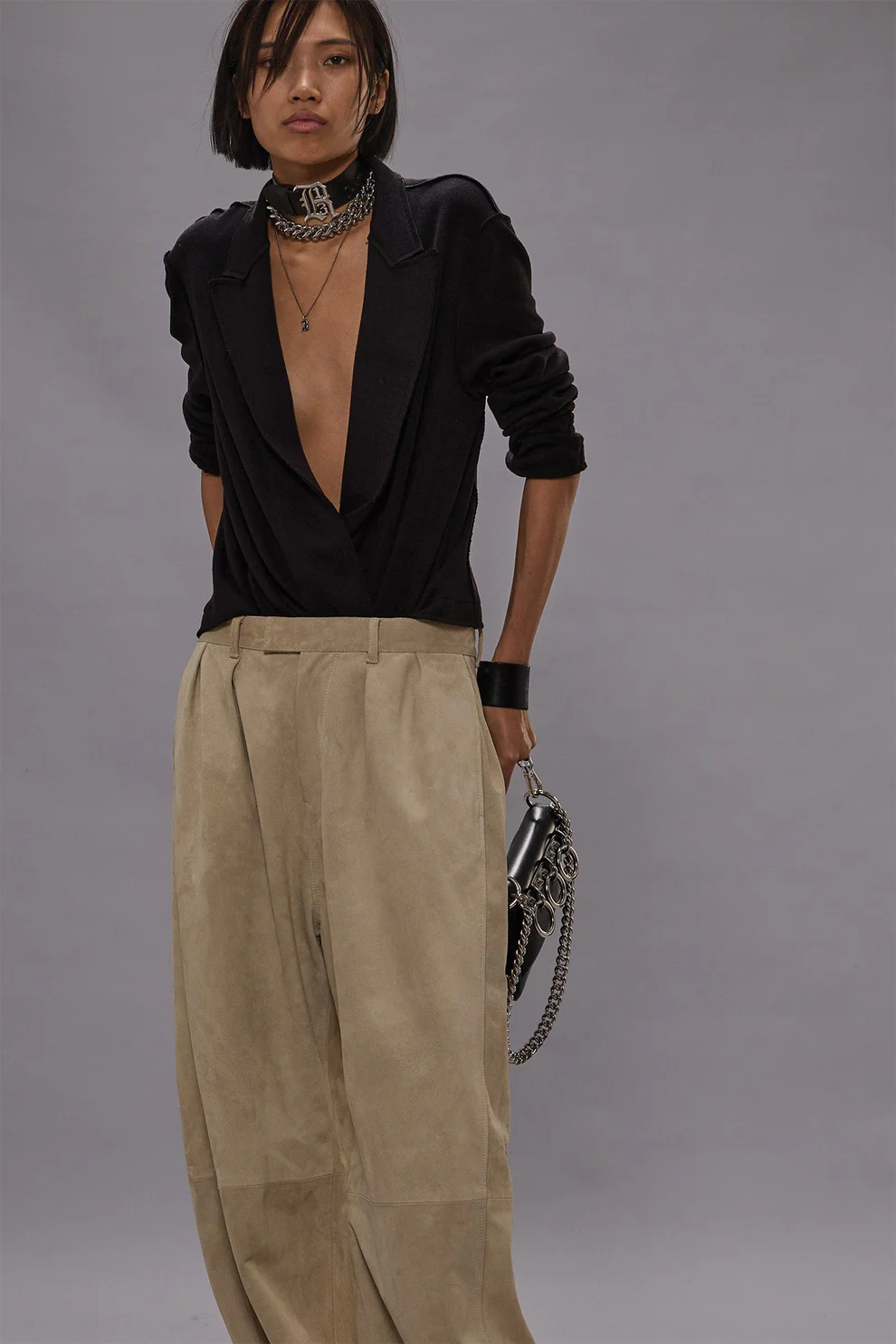 Top Twisted Lapel Black R13. Porté de face manches remontées. 