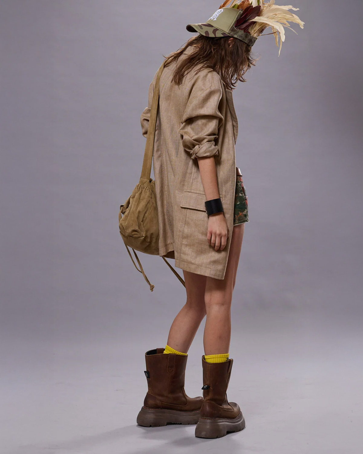 Veste de blazer oversize en lin beige Ragged R13. Porté de dos. 