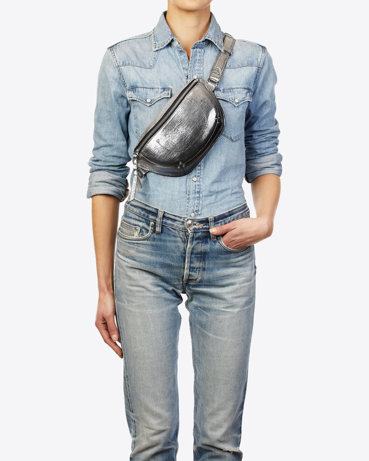 Sac banane Lino Jérôme Dreyfuss en cuir de chèvre lamé dégradé noir. Porté Crossover.