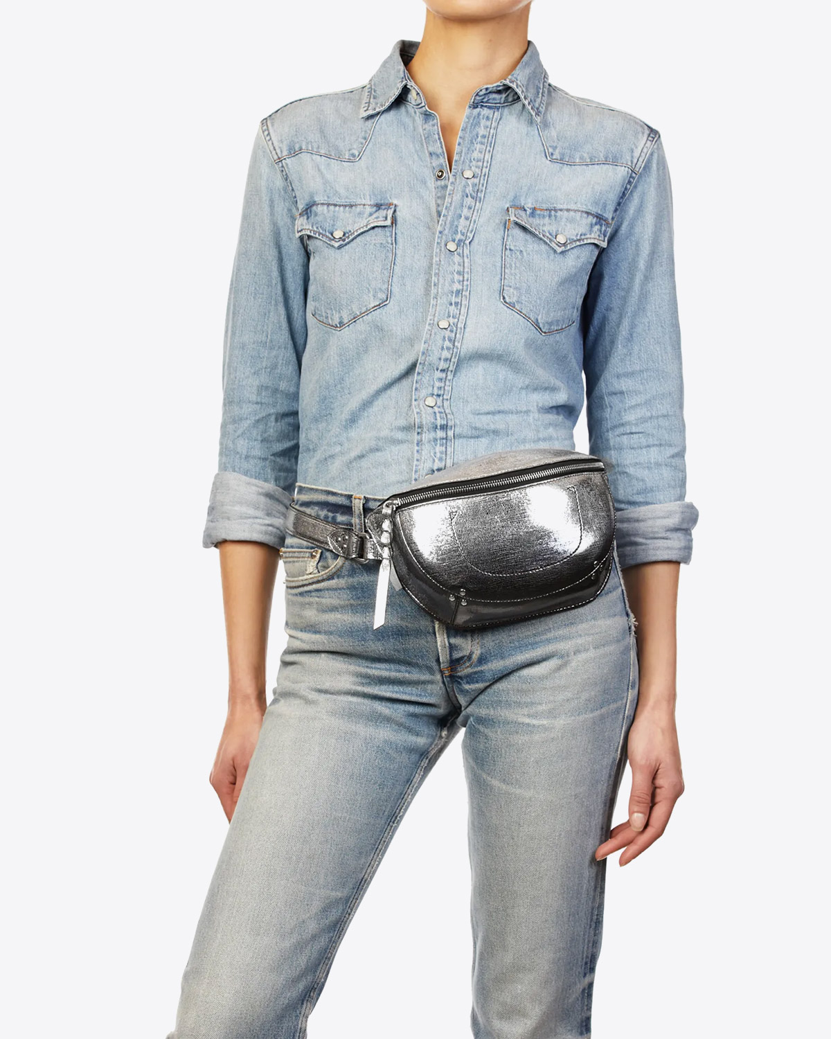 Sac banane Lino Jérôme Dreyfuss en cuir de chèvre lamé dégradé noir. Porté à la ceinture.